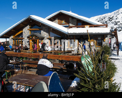 Les skieurs ayant déjeuner dans un restaurant de montagne à l'altiport de Méribel, station de ski 3 Vallées, Tarentaise, Savoie, France Banque D'Images