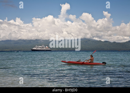 Les passagers en provenance de l'expédition Aussie cruiser Orion ont l'option de kayak de mer des Îles Salomon Îles Kennedy Banque D'Images