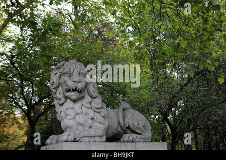 Lion en pierre à l'une des entrées pour le Parc de Bruxelles à Bruxelles Belgique Banque D'Images