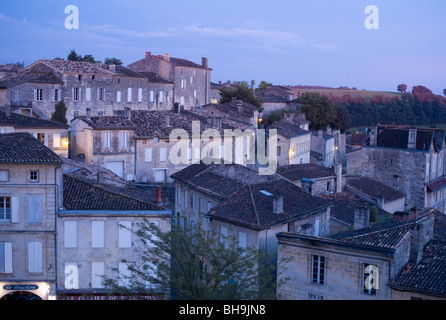 La ville de St Émilion, Gironde, France, Nouvelle-Aquitaine, Allumé à la tombée de la Banque D'Images