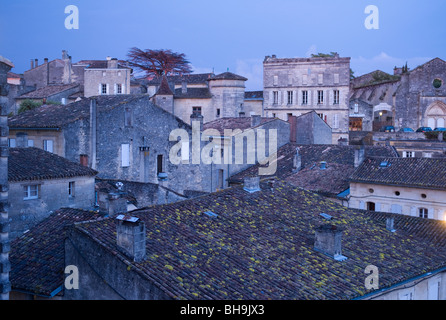 La ville de St Émilion, Gironde, France, Nouvelle-Aquitaine, Allumé à la tombée de la Banque D'Images