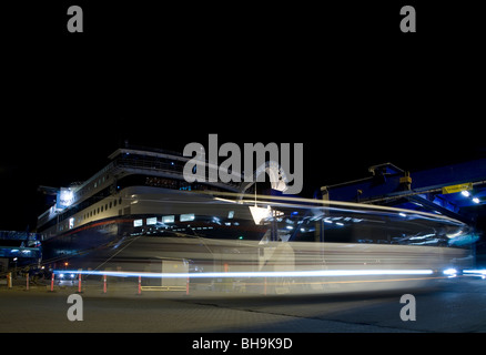 Une ligne de couleur à Hirtshals Superspeed ferry de nuit. Banque D'Images