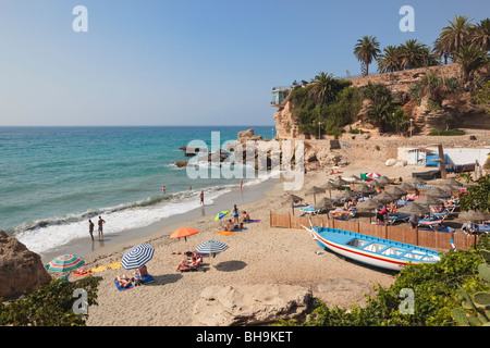 Vue sur la plage de Calahonda, Nerja Balcon de l'Europe, la province de Malaga, Costa del Sol, Espagne. Banque D'Images