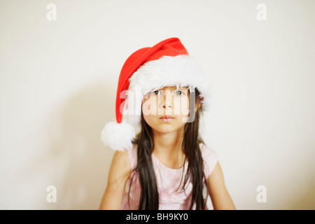 Fillette de six ans with santa hat