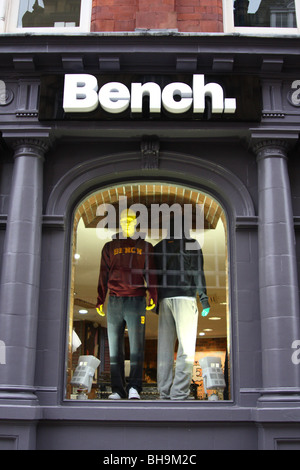 Un banc retail fashion outlet à Leeds, Angleterre, Royaume-Uni Banque D'Images