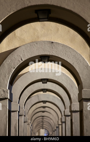 Une longue rangée de passages répétitifs à Florence, Italie Banque D'Images