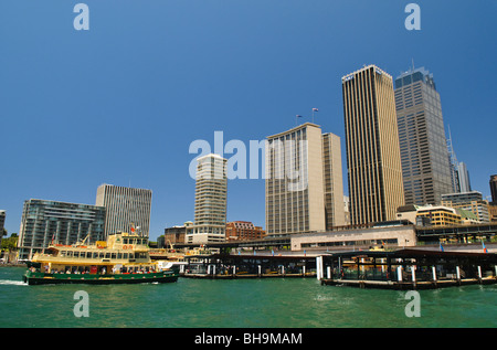 SYDNEY, Australie — terminal de ferry Circular Quay et horizon de la ville à Sydney, Australie Banque D'Images