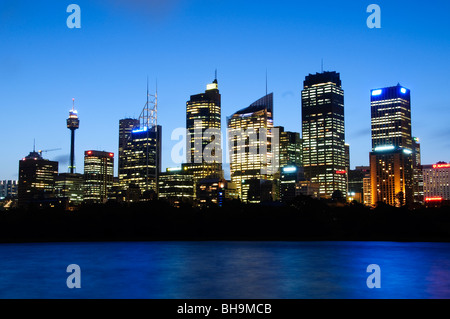 SYDNEY, Australie - SYDNEY, AUSTRALIE - Crépuscule vue de Sydney city skyline vue de Mme Macquarie's Point Banque D'Images