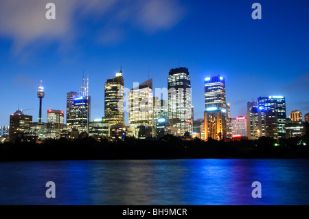 SYDNEY, Australie — vue au crépuscule sur les gratte-ciel de la ville de Sydney, vue depuis MRS Macquarie's point Banque D'Images