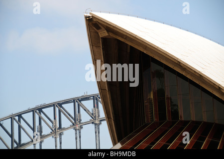 Sydney Opera House Sail Shells Sydney Australie // SYDNEY, Australie — L'Opéra de Sydney se trouve bien en vue sur Bennelong point dans le port de Sydney. Conçu par l'architecte danois Jørn Utzon et achevé en 1973, le centre des arts de la scène classé au patrimoine mondial de l'UNESCO est reconnu dans le monde entier pour ses coquilles en forme de voile distinctives. L'Opéra accueille environ 1 500 spectacles par an, constituant le premier lieu culturel d'Australie et l'un des monuments les plus reconnaissables du pays. Banque D'Images