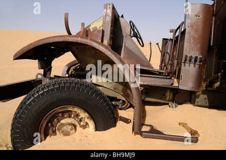 Un vieux véhicule militaire du Long Range Desert Group, une élite de la Seconde Guerre mondiale, l'unité de l'armée britannique dans le désert occidental de l'Afrique du Nord, l'Égypte. Banque D'Images