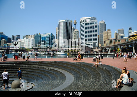 SYDNEY, Australie — les enfants jouent dans la fontaine en spirale de Darling Harbour par une chaude journée d'été Banque D'Images