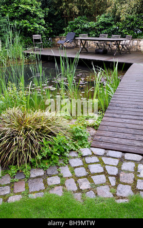 Bassin de natation avec terrasse en bois Banque D'Images