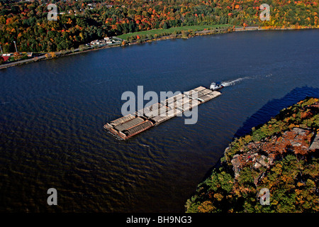 Tug boat avec des barges sur la rivière Hudson, New York Banque D'Images