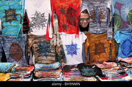 New York City vendeur de rue vendent des t shirts Union Square portrait man with sunglasses multi colored hors commerce portes Banque D'Images