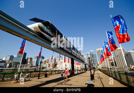 SYDNEY, Australie — Un monorail sur Pyrmont Bridge, un pont piétonnier à Darling Harbour enjambant Cockle Bay. Le pont est un endroit populaire pour les visiteurs et offre des vues panoramiques sur le port. Darling Harbour est une attraction clé de Sydney. Banque D'Images