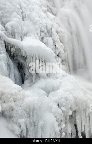 Détail de la glace sur la rivière chauve tombe dans la gorge de la rivière Désert chauve dans Cherokee National Forest, Tennessee Banque D'Images