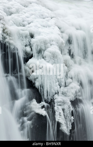 Détail de la glace sur la rivière chauve tombe dans la gorge de la rivière Désert chauve dans Cherokee National Forest, Tennessee Banque D'Images