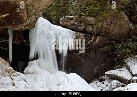 La neige et la glace entourant Eagle Falls dans Cumberland Falls State Park à New York Banque D'Images