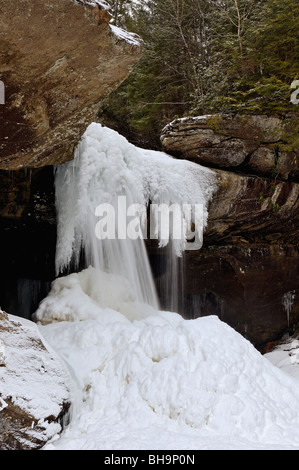 La neige et la glace entourant Eagle Falls dans Cumberland Falls State Park à New York Banque D'Images