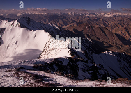 Vue depuis le sommet de 6153 m (20 180 ft) Stok Kangri Banque D'Images