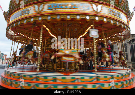 La fierté de l'Afrique du carrousel de chevaux galopant ride travaillant dans Nowich. Banque D'Images