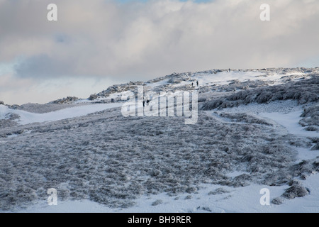 Les marcheurs approche du haut de Fairbrook sur le bord nord de Kinder scout dans le parc national de Peak District, Derbyshire, Royaume-Uni Banque D'Images