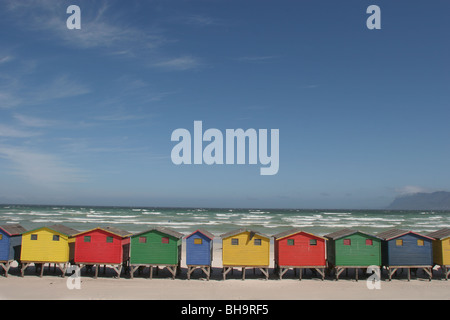 Cabines de plage multicolores de Muizenberg en banlieue de la ville du Cap, sur la côte de False Bay, Afrique du Sud Banque D'Images