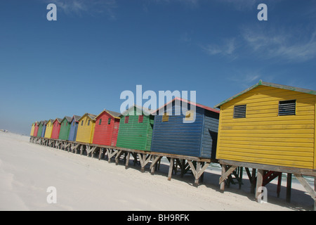 Cabines de plage multicolores de Muizenberg en banlieue de la ville du Cap, sur la côte de False Bay, Afrique du Sud Banque D'Images