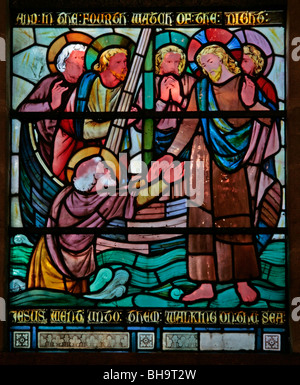 Un vitrail conçu par Horatio Walter Lonsdale représentant Jésus marchant sur l'eau, église du Christ le Consoler, Skelton-on-URE, N. Yorks Banque D'Images