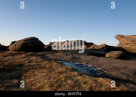 Higger Tor dans le Derbyshire Peak District vu de Carl Wark Banque D'Images