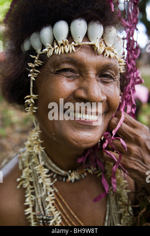 Danseuse en costume traditionnel de l'île de Santa Ana Îles Salomon Banque D'Images