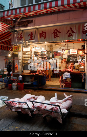 Les porcs abattus à l'extérieur d'une boucherie sur le Wanchai Road street market à Hong Kong. Banque D'Images