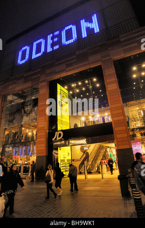 En magasin JD Paradise Street Liverpool ouvert pour le late night shopping à Liverpool One. Banque D'Images