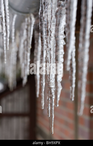 Gouttière de toit plein de glaçons pendant l'hiver 2009-2010 en Allemagne Banque D'Images