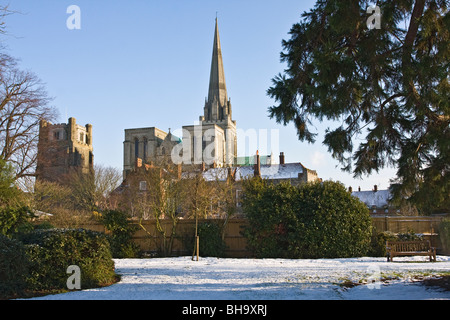 La Cathédrale de Chichester, West Sussex dans la neige décembre 2009, vue de la part des Evêques Place Gardens Banque D'Images