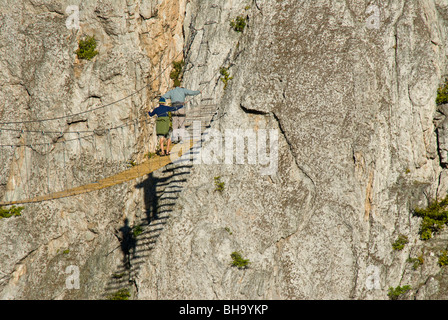 L'homme et son fils traversent la swinging pied pont sur la Via Ferrata à Nelson Rocks, WV. Banque D'Images