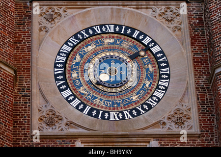 L'horloge astronomique commandé par Henry VIII dans la cour de l'horloge à Hampton Court Palace. L'anneau extérieur indique le nombre d'heures de la journée, Banque D'Images