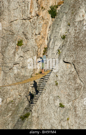 L'homme et son fils traversent la swinging pied pont sur la Via Ferrata à Nelson Rocks, WV. Banque D'Images