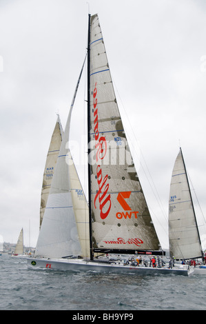 SYDNEY, AUSTRALIE - Sydney, Australie - Super maxi yach Alfa Romeo au début de la 2009 Rolex Sydney to Harbour Yacht Race dans le port de Sydney. Alfa Romeo a été le vainqueur sur la ligne d'ensemble honneurs.. Il a été skippé par Neville Crichton. Banque D'Images