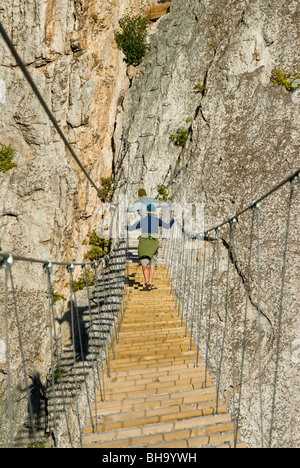 L'homme et son fils traversent la swinging pied pont sur la Via Ferrata à Nelson Rocks, WV. Banque D'Images