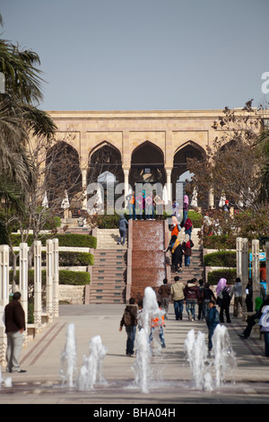 Vue depuis les fontaines vers le restaurant de la citadelle au parc al-Azhar, le Caire, Egypte Banque D'Images