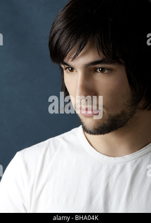 Photo d'un bon jeune homme portrait sur fond bleu Banque D'Images