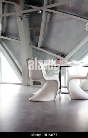 Restaurant en haut de l'Atomium, Bruxelles, Belgique. Construit en 1958 et conçu par André Waterkeyn. Banque D'Images