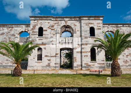 Anciens entrepôts et bâtiments dans la cour d'avitaillement. Le Royal Naval Dockyard, West End, aux Bermudes Banque D'Images