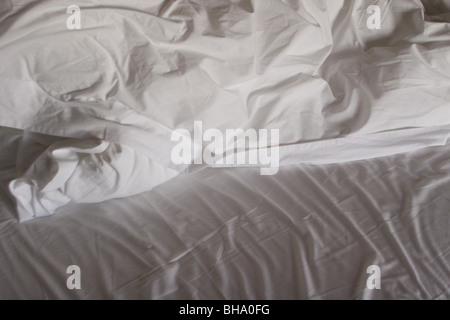 Draps de lit blanc non goudronné. Banque D'Images