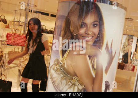 La publicité et la promotion de produits par des célébrités de l'Ouest, à Tokyo, Japon. Banque D'Images