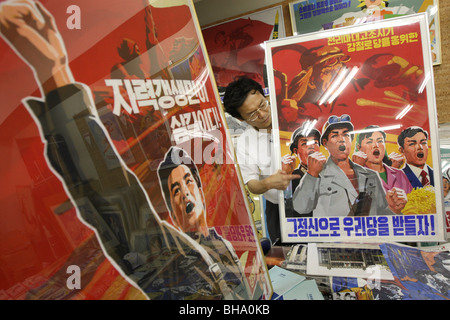 Jun Miyagawa, arc-en-ciel de Trading Company ( une spécialité de la Corée du Nord) Librairie de la Corée du Nord présente les produits en vente. Tokyo. Banque D'Images