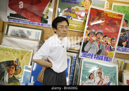 Jun Miyagawa, arc-en-ciel de Trading Company ( une spécialité de la Corée du Nord) Librairie de la Corée du Nord présente les produits en vente. Tokyo. Banque D'Images