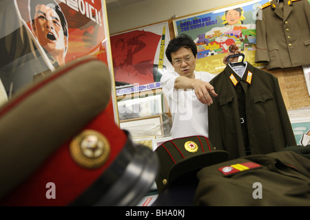 Jun Miyagawa, arc-en-ciel de Trading Company ( une spécialité de la Corée du Nord) Librairie de la Corée du Nord présente les produits en vente. Tokyo. Banque D'Images